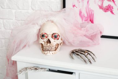 Cadılar Bayramı için dekore edilmiş soyunma odasındaki peçeli kafatası.