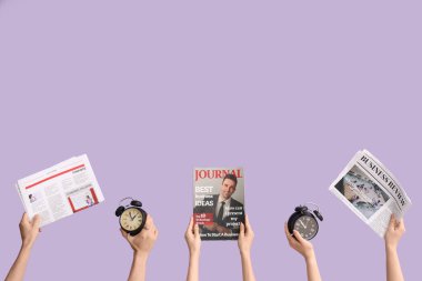 Leylak arkaplanda çalar saat, gazete ve dergi tutan eller