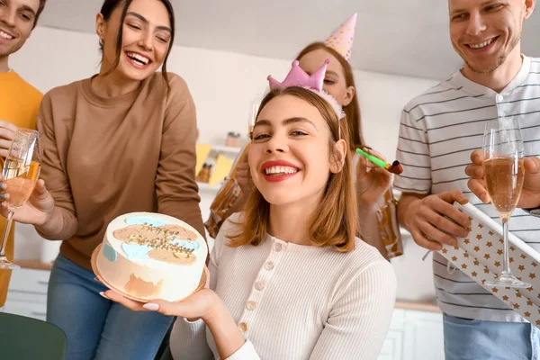 Młoda Kobieta Tortem Urodzinowym Przyjaciół Imprezie — Zdjęcie stockowe