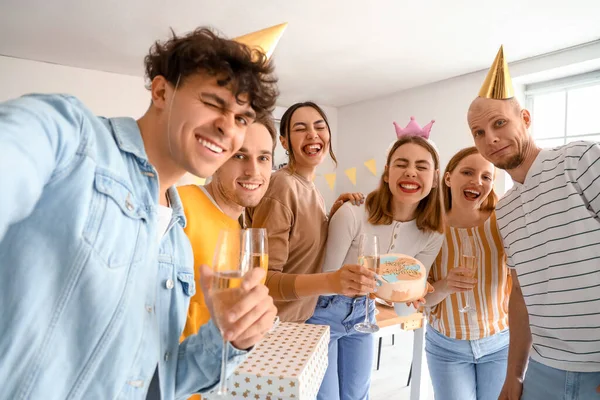 Grupo Jovens Amigos Com Bolo Aniversário Tomando Selfie Cozinha — Fotografia de Stock