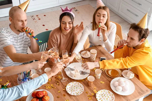 Grupp Unga Vänner Med Champagne Firar Födelsedag Köket — Stockfoto