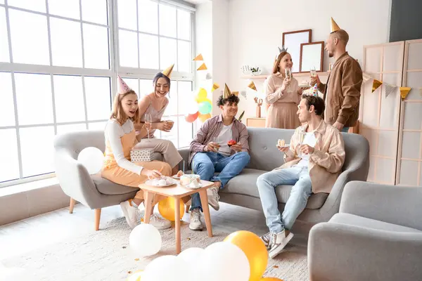 Grupo Jovens Amigos Comemorando Aniversário Casa — Fotografia de Stock