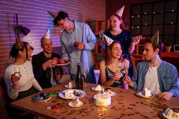 Grupo Jovens Amigos Com Champanhe Celebrando Aniversário Noite — Fotografia de Stock