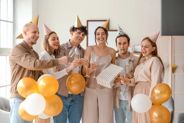 一群带着香槟的年轻朋友在家里庆祝生日 — 图库照片