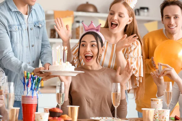 Jongeman Brengt Verjaardagstaart Naar Zijn Vriend Het Feest — Stockfoto