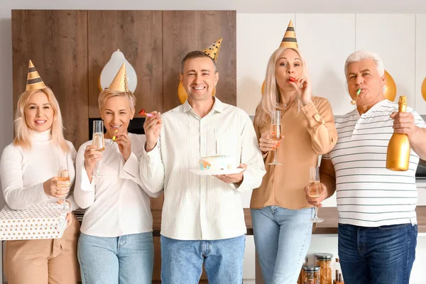 Зрелые Люди Тортом Шампанским Празднуют День Рождения Кухне — стоковое фото