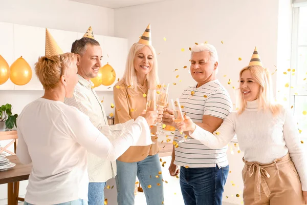 Les Personnes Âgées Buvant Champagne Fête Anniversaire Dans Cuisine — Photo