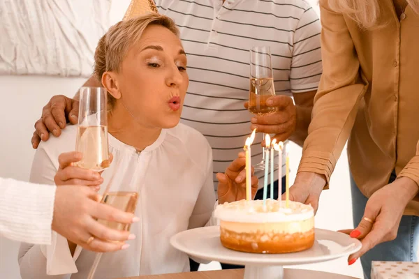 Mujer Madura Con Sus Amigos Pidiendo Deseo Fiesta Cumpleaños Cocina —  Fotos de Stock