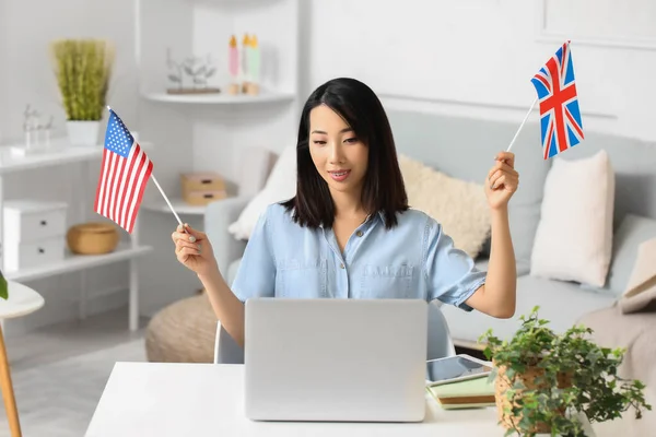 Beautiful Asian Woman Usa Flags Learning Czech Language Online Home — Stock fotografie