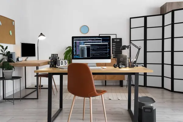 Tempat Kerja Programmer Dengan Komputer Dalam Kantor — Stok Foto