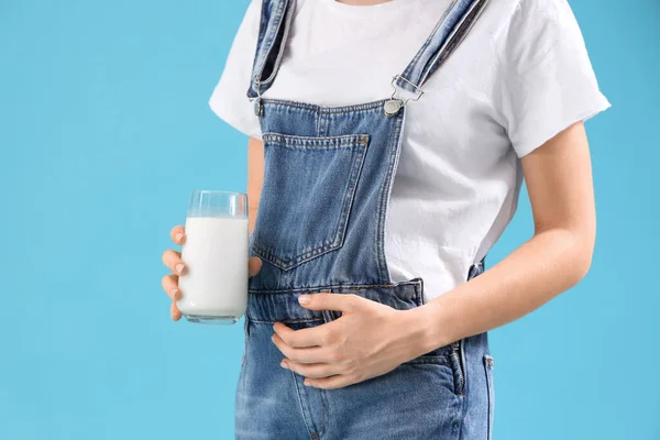 青い背景に牛乳を塗った若い妊婦 クローズアップ — ストック写真