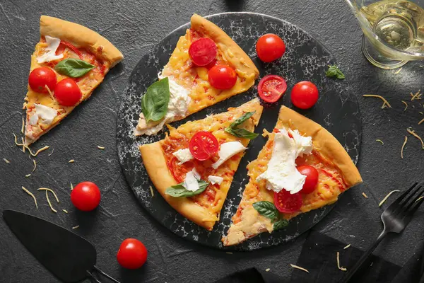 Siyah zemin üzerinde Burrata peyniri olan lezzetli pizzalar.