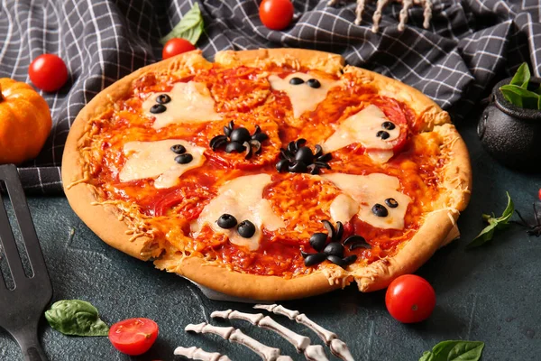 Siyah arka planda Cadılar Bayramı kutlamaları için lezzetli pizza.