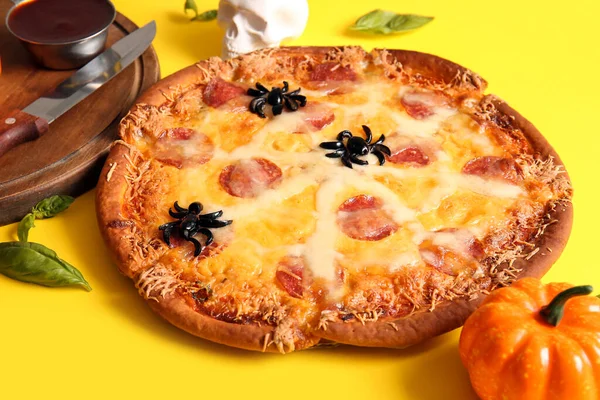 Smaczna Pizza Halloween Uroczystości Żółtym Tle — Zdjęcie stockowe