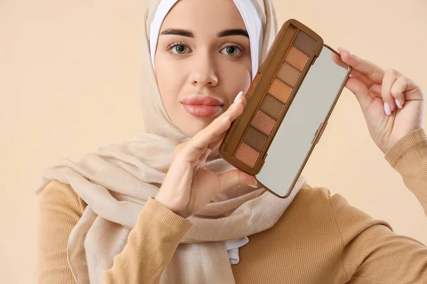 Fiatal Muszlim Smink Kozmetikumok Könnyű Háttér — Stock Fotó