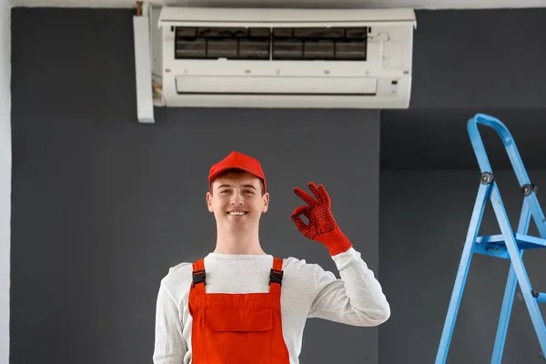 Männlicher Techniker Zeigt Der Nähe Von Klimaanlage Zimmer — Stockfoto