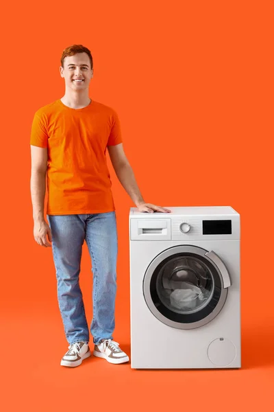 오렌지 배경에 세탁기 — 스톡 사진