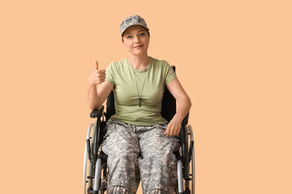 Soldado Feminino Cadeira Rodas Mostrando Polegar Para Cima Fundo Bege — Fotografia de Stock