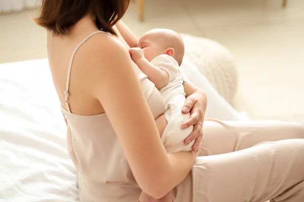 Jovem Mulher Amamentando Seu Bebê Quarto Close — Fotografia de Stock