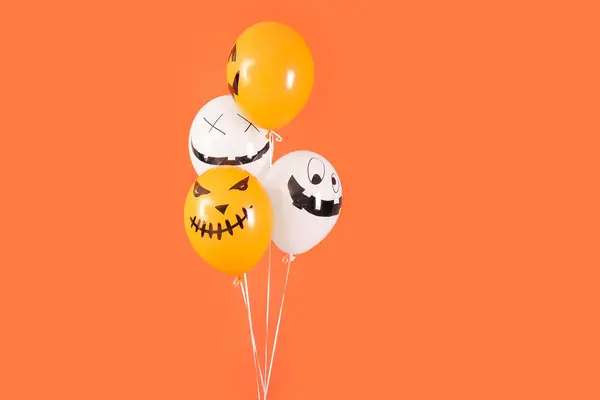 Różne Straszne Balony Halloween Pomarańczowym Tle — Zdjęcie stockowe