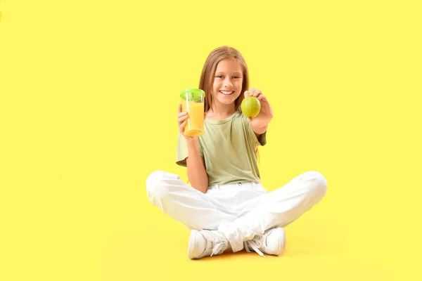 Kleines Mädchen Mit Limette Und Einem Glas Frischem Saft Auf — Stockfoto