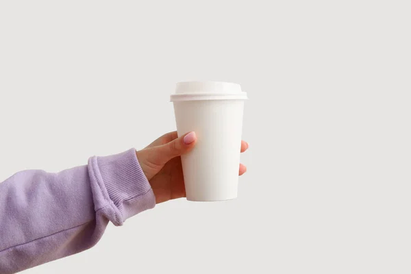 Vrouw Met Afhaalkopje Hete Koffie Witte Achtergrond — Stockfoto