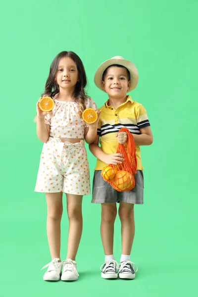 Pequeños Niños Asiáticos Sosteniendo Bolsa Cuerda Con Naranjas Sobre Fondo — Foto de Stock