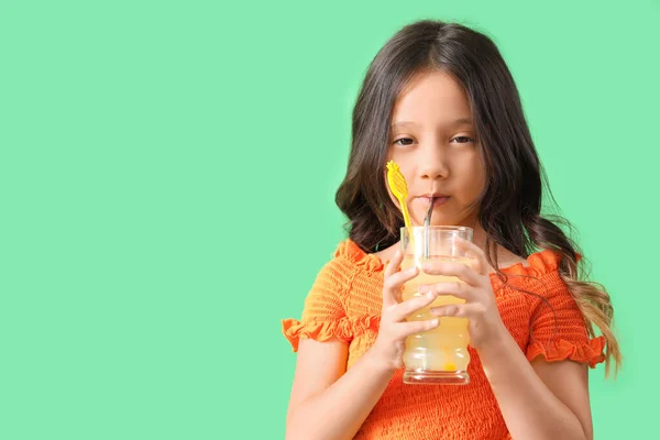Маленька Азіатська Дівчинка Склянкою Свіжого Цитрусового Соку Зеленому Фоні — стокове фото