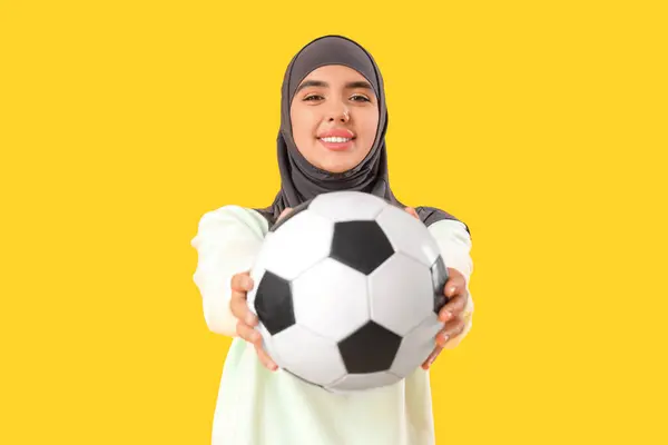 Ung Muselman Kvinna Med Fotboll Gul Bakgrund — Stockfoto