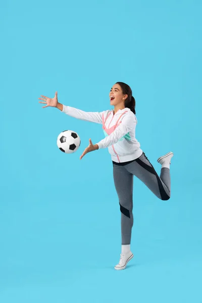 Sportig Ung Kvinna Med Fotboll Blå Bakgrund — Stockfoto