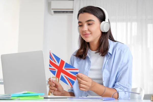 Jovem Mulher Fones Ouvido Com Bandeira Reino Unido Aprendendo Inglês — Fotografia de Stock