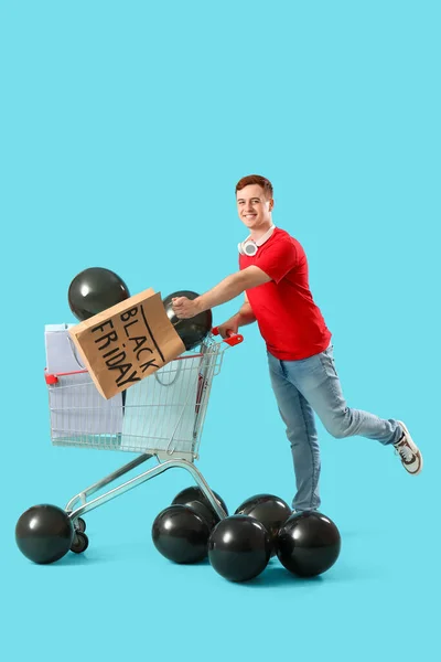 Junger Rothaariger Mann Mit Taschen Luftballons Und Einkaufswagen Auf Blauem — Stockfoto