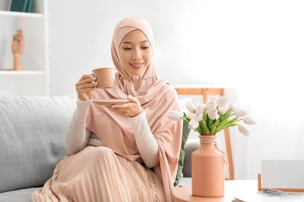 Schöne Junge Asiatin Hijab Mit Tasse Tee Wohnzimmer — Stockfoto
