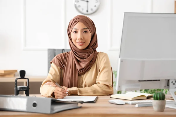 Hermosa Joven Asiática Hijab Con Portapapeles Sentado Oficina —  Fotos de Stock