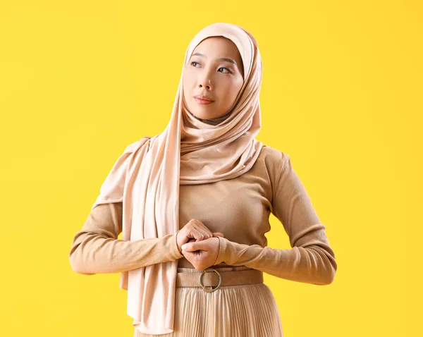 Schöne Junge Asiatin Hijab Auf Gelbem Hintergrund — Stockfoto