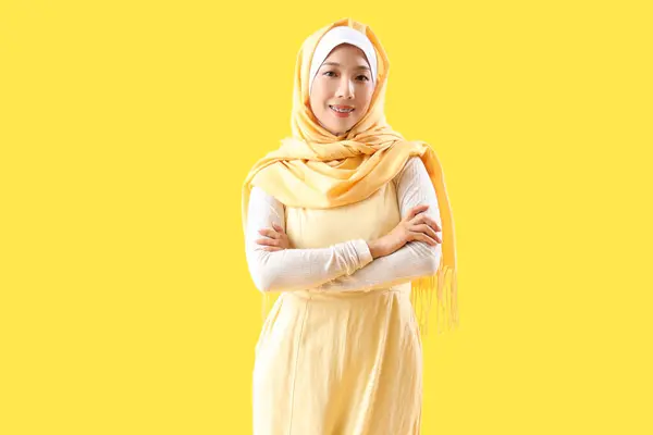 Schöne Junge Asiatin Hijab Auf Gelbem Hintergrund — Stockfoto