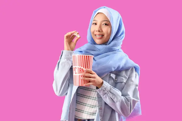 Schöne Junge Asiatin Hijab Mit Eimer Popcorn Auf Lila Hintergrund — Stockfoto