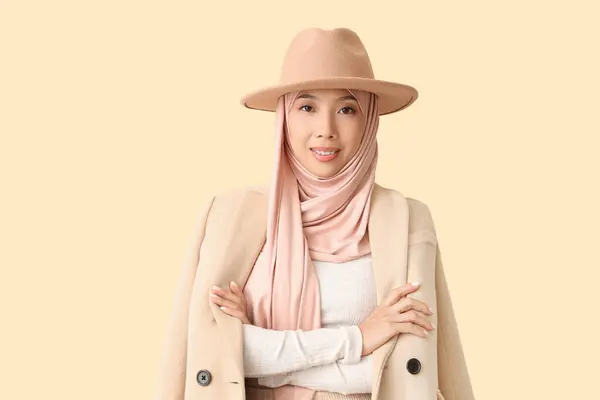 Stilvolle Schöne Junge Asiatin Hijab Auf Beigem Hintergrund — Stockfoto