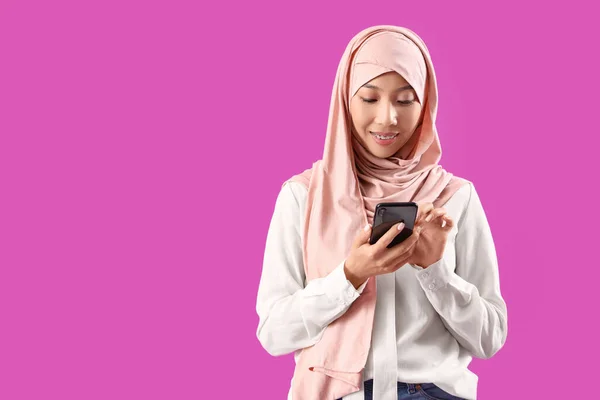 Hermosa Joven Asiática Hijab Con Teléfono Móvil Sobre Fondo Púrpura —  Fotos de Stock