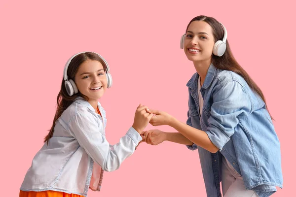 Glückliche Mutter Mit Ihrer Kleinen Tochter Kopfhörer Auf Rosa Hintergrund — Stockfoto