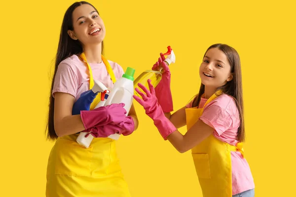 Glückliche Mutter Mit Ihrer Kleinen Tochter Und Putzutensilien Auf Gelbem — Stockfoto