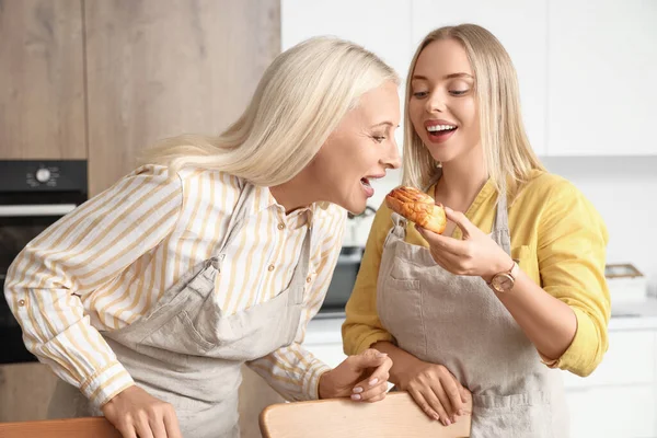 Mulher Bonita Sua Mãe Com Comer Pão Saboroso Cozinha — Fotografia de Stock