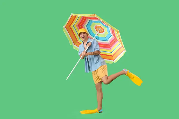 Счастливый Молодой Человек Ластах Зонтиком Зеленом Фоне — стоковое фото