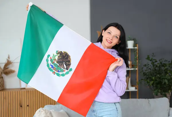 Ung Kvinna Med Mexikansk Flagga Hemma — Stockfoto