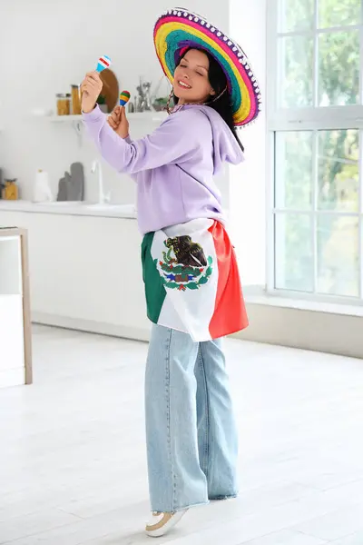Młoda Kobieta Meksykańską Flagą Sombrero Kapeluszem Marakasami Kuchni — Zdjęcie stockowe