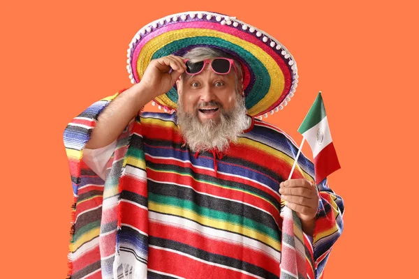 Ώριμος Άντρας Καπέλο Σομπρέρο Μεξικανική Σημαία Πορτοκαλί Φόντο — Φωτογραφία Αρχείου
