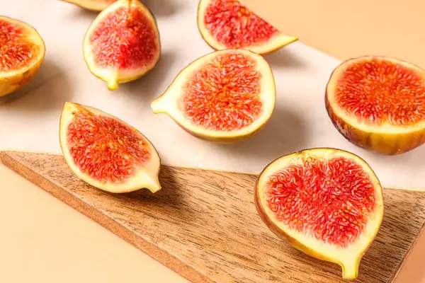 Wooden Board Slices Ripe Fresh Figs Orange Background — Stock Photo, Image
