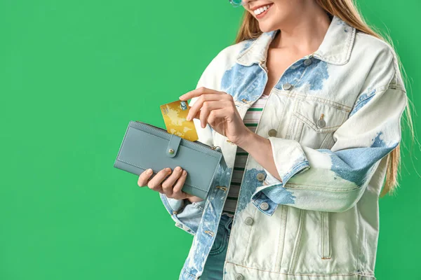 Mladá Žena Kreditní Kartou Peněženkou Zeleném Pozadí Detailní Záběr — Stock fotografie