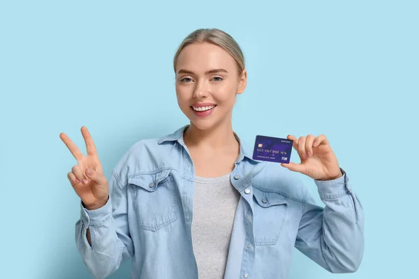 Pretty Young Woman Credit Card Showing Victory Gesture Blue Background — Stock Photo, Image