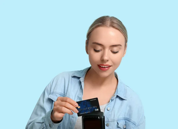 Pretty Young Woman Credit Card Payment Terminal Blue Background — Stock Photo, Image